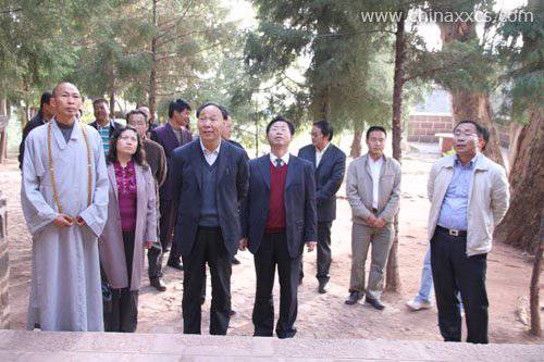 [titlepic]中国文联书记处书记白庚胜到龙华寺文物景区调研