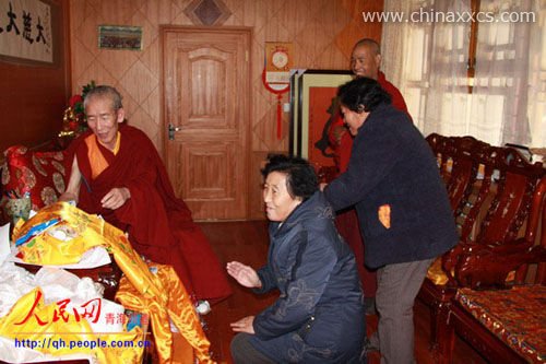 宗康活佛生日依然为群众做佛事。  郅振璞摄 