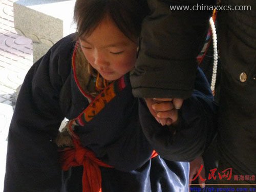 藏族妇孺登门为宗康活佛祝福。  戚艺芳摄 