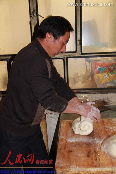 宗康活佛家人在厨房忙碌。  郅振璞摄 