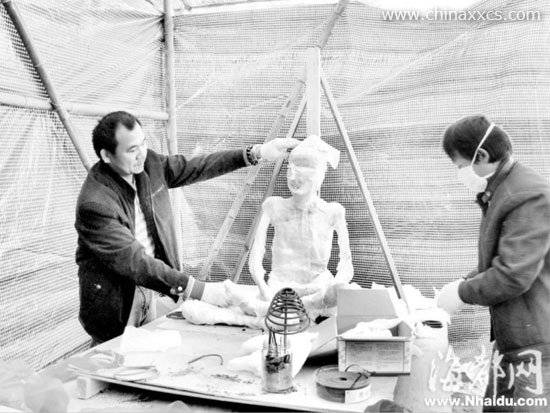 技术人员正在对肉体身进行保护处理。