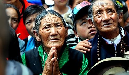 虔诚的信徒在甘丹寺展佛活动中朝拜