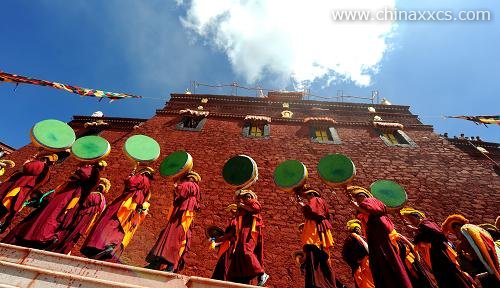甘丹寺展佛活动的宗教仪仗队来到展佛台上