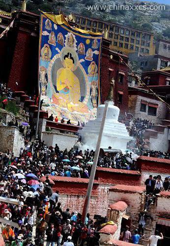 这是7月25日拍摄的甘丹寺展佛活动现场